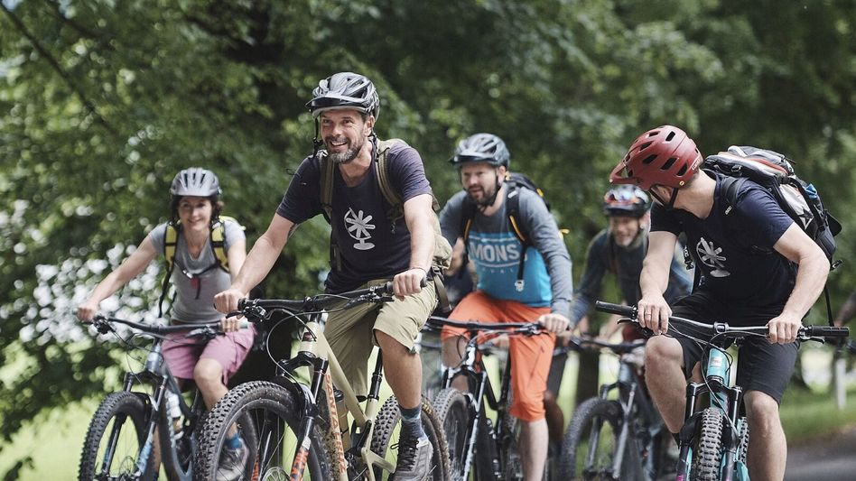 Im Bike-Lager, das vom Ennendaner Bikestop-Team geleitet wird, können die Teilnehmenden auch klettern und abseilen • (Foto: VISIT Glarnerland Samuel Trümpy)