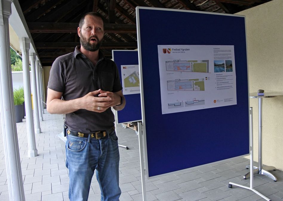 Roman Käslin, Abteilungsleiter Freizeit/Sport/Sicherheit erläuterts detailliert die Sanierungspläne vom Schwimmbad in Glarus
