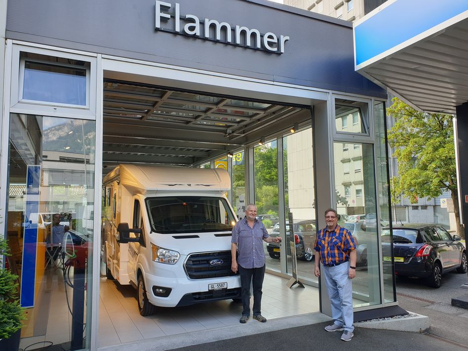Karl Flammer übergibt den neuen Ford Rimor Automat an Hans Ruedi Simitz. (Bild: zvg)