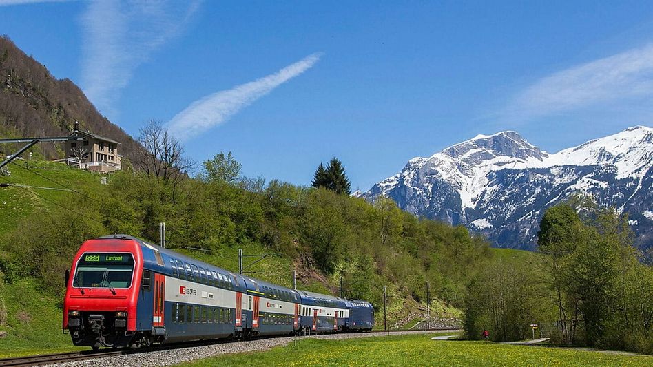 Mehr Zug fürs Glarnerland: Die Direktverbindung zwischen Zürich und Linthal soll auch künftig bleiben. • (Foto: Pascal Zingg)