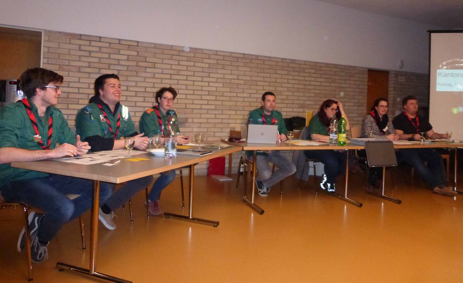 Die kantonale Leitung (der Vorstand) stellt den Delegierten der Pfadiabteilungen die vergangenen und künftigen Aktivitäten der Pfadi im Kanton Glarus vor. (Bilder; Mario Matt v/o Snake)