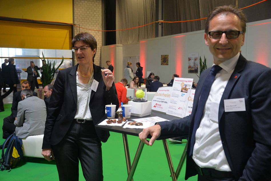 Die Glarner Regierungsrätin Marianne Lienhard und Heinz Martinelli, Leiter Hauptabteilung Wirtschaft und Arbeit.