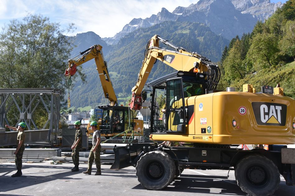 Die Schweizer Armee baut im Erdrutschgebiet «Wagenrunse» in Schwanden eine Notbrücke