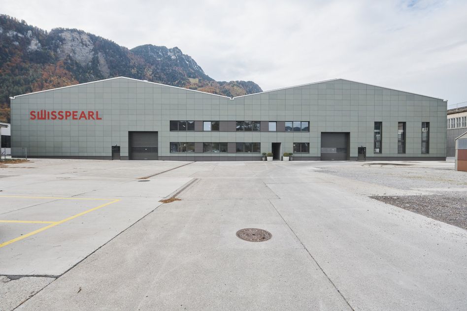 Swisspearl dagegen konnte den Abschluss ihrer neuen Produktionshalle feiern. (Bild: zvg)