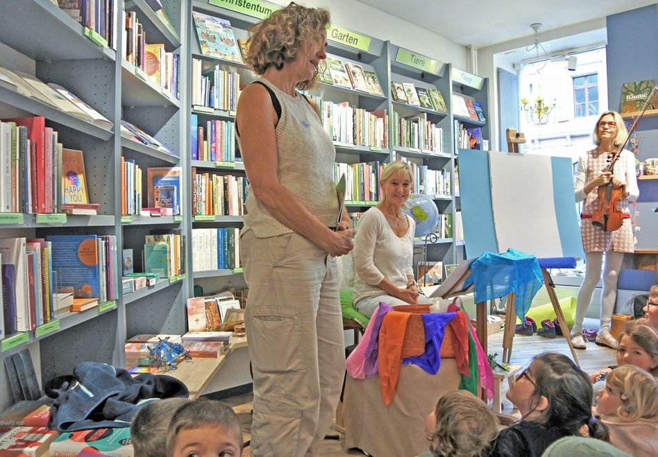 Catherine Etter von der Buchhandlung Baeschlin heiss die zahlreich anwesenden Kinder im Buchladen zur Erzählstunde herzlich willkommen (Bilder: hasp)