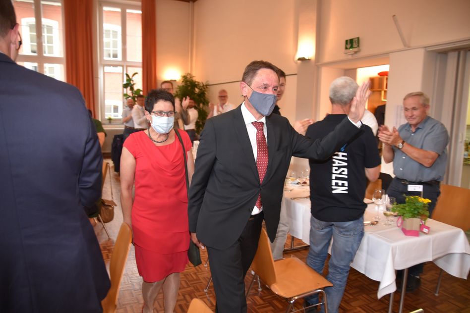 Der frisch gewählte Landratspräsident Hans-Jörg Marti und seine Frau Margrit werden feierlich im &quot;Adler&quot; Schwanden empfangen. (Bilder: jhuber)