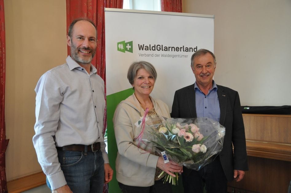 Neuer Geschäftsführer von Wald Glarnerland Adrian Kamm, Brigitte Ryser war seit 2011 Geschäftsführerin und Präsident Mathias Vögeli (Bild: b.bäuerle-rhyner)