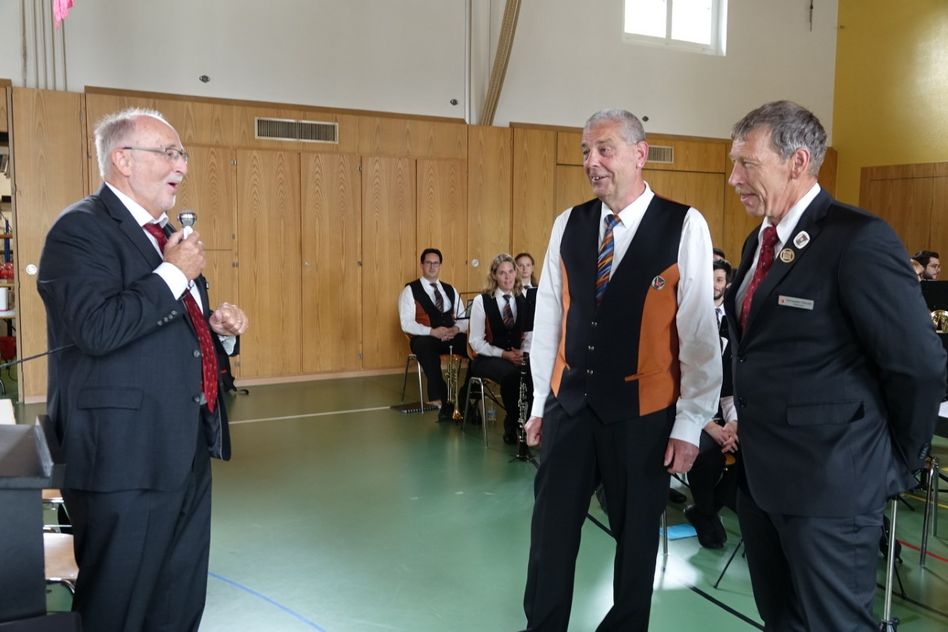 Albin Hösli mit den beiden Kantonalen Ehrenveteranen, Seppi Genhart und Hanspeter Klauser (von links)