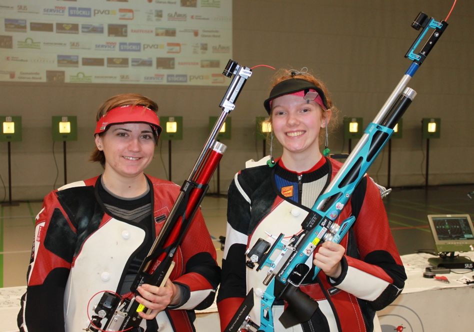 Die eisernen Ladies: Die Elite Gewinnerin Sarina Hitz (links) zusammen mit Nachwuchssiegerin Audrey Gogniat.