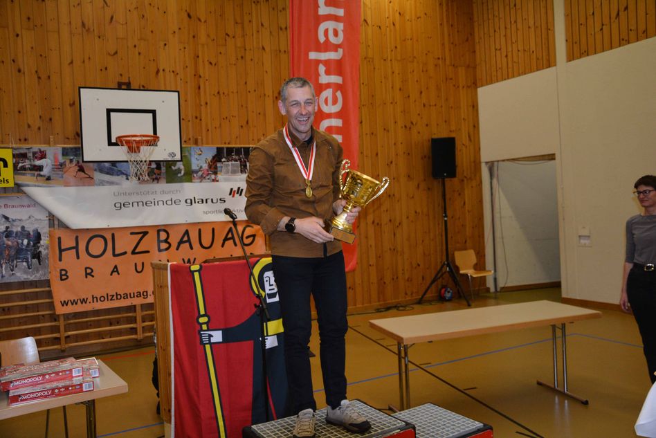 Holt sich für den Tagessieg auch noch einen Spezialpokal ab: Kantonsrichter Dölf Alpiger (AR)