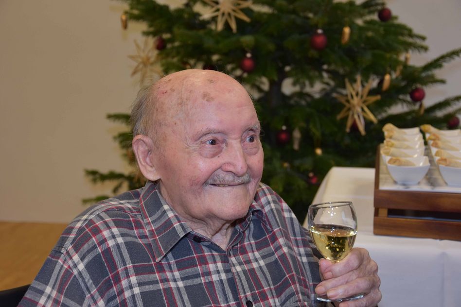 Der Jubilar geniesst sein Alte-Knaben-Gläschen Wein (Bilder: FJ)
