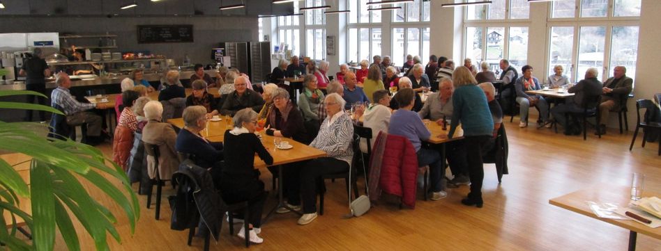 Gut gelaunte Seniorinnen und Senioren im hellen Restaurant müli vom Glarnersteg.