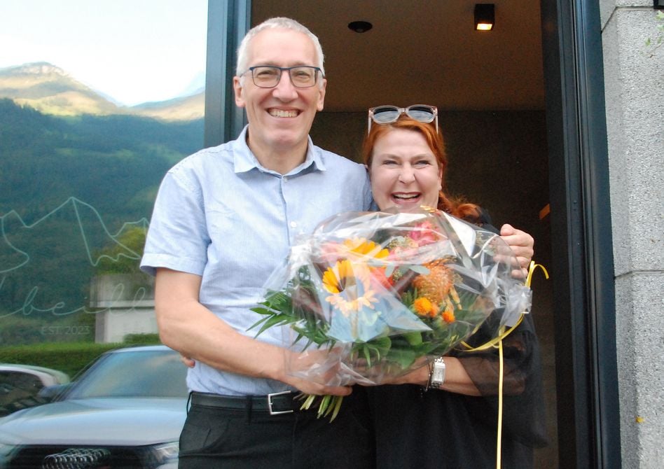 Die Jubilarin und Geburtstagskind Anita Oertli mit Peter Aebli, Gemeindepräsident von Glarus