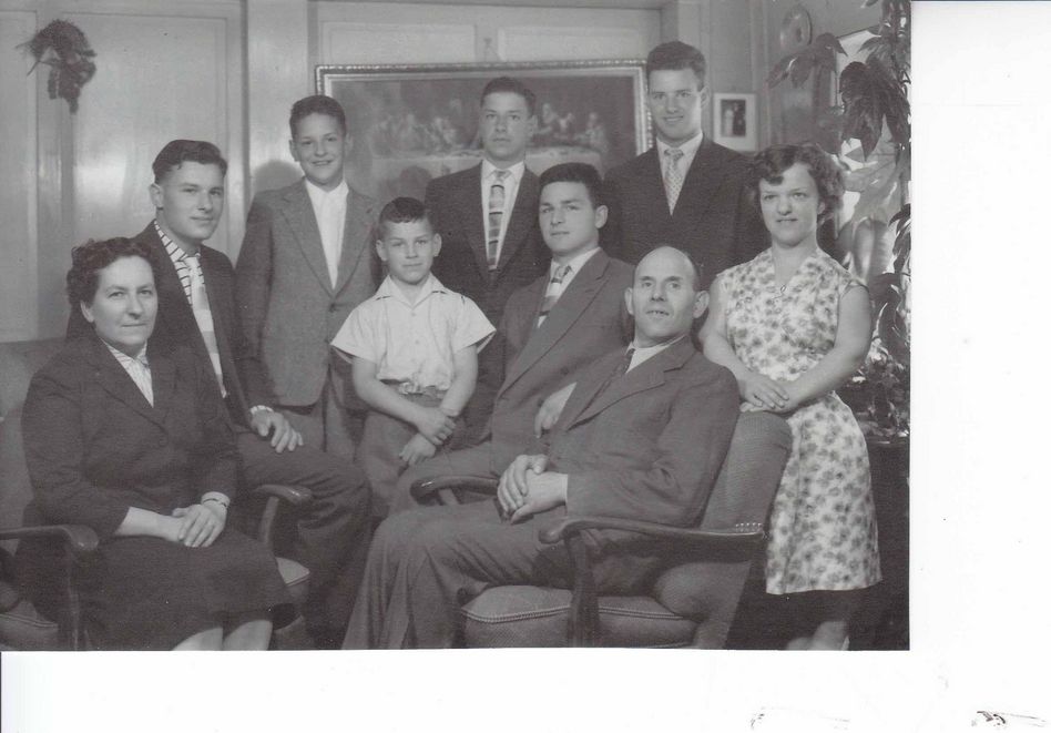 Familie Jutzeler 1958: v.l.n.r. Mutter Olga, Paul, Bruno, Werner, Hans, Peter, Vater Beda, Beda und Olgy.(Bild: zvg)