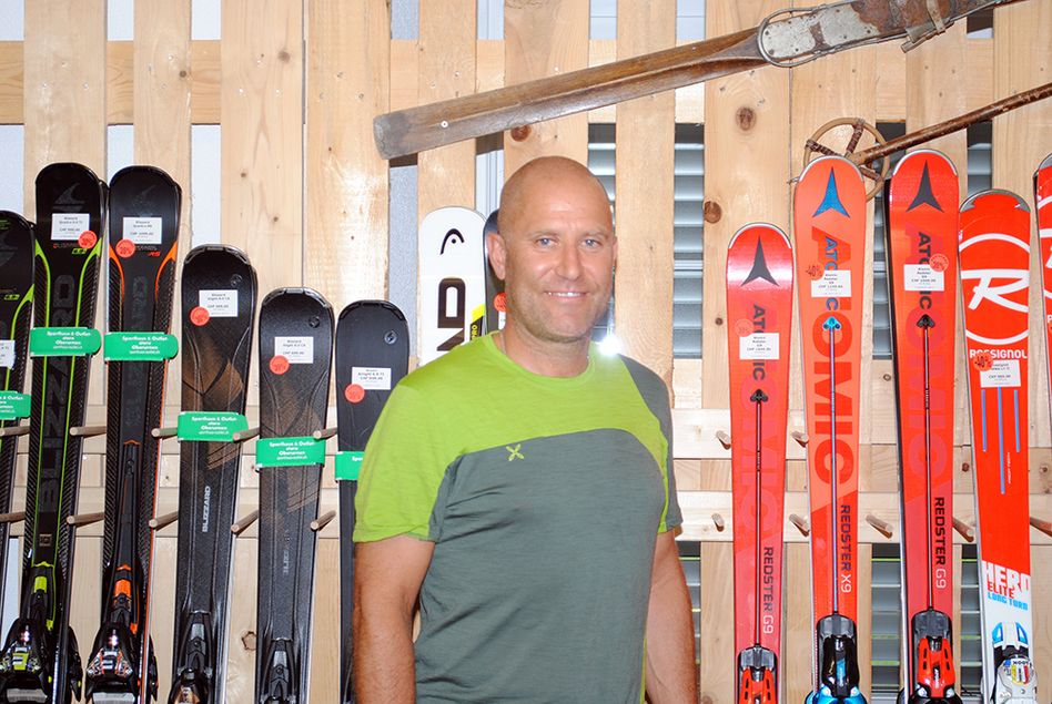 Inhaber Martin Belser vor einem Regal mit der grossen Auswahl an Skis. (Bild: alombardi)