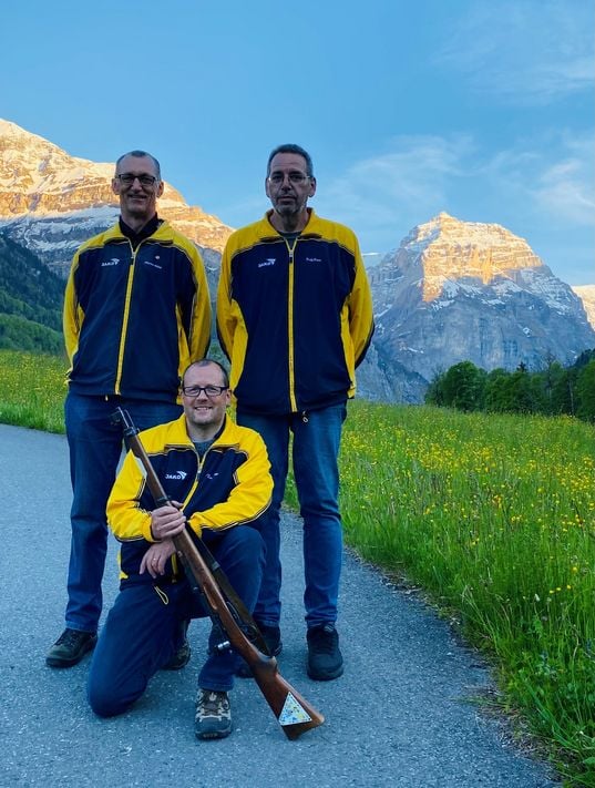 • Drei der vier Höchsten im Kanton über 300 Meter: Werner Hösli &amp; Rolf Stutz (hinten v.l.), sowie Anton Gisler (vorne) von den Feldschützen aus Linthal (Bild: zvg)