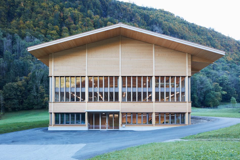 Der Neubau der Produktionshalle Marti AG Holzbau in Matt (Bilder: zvg)