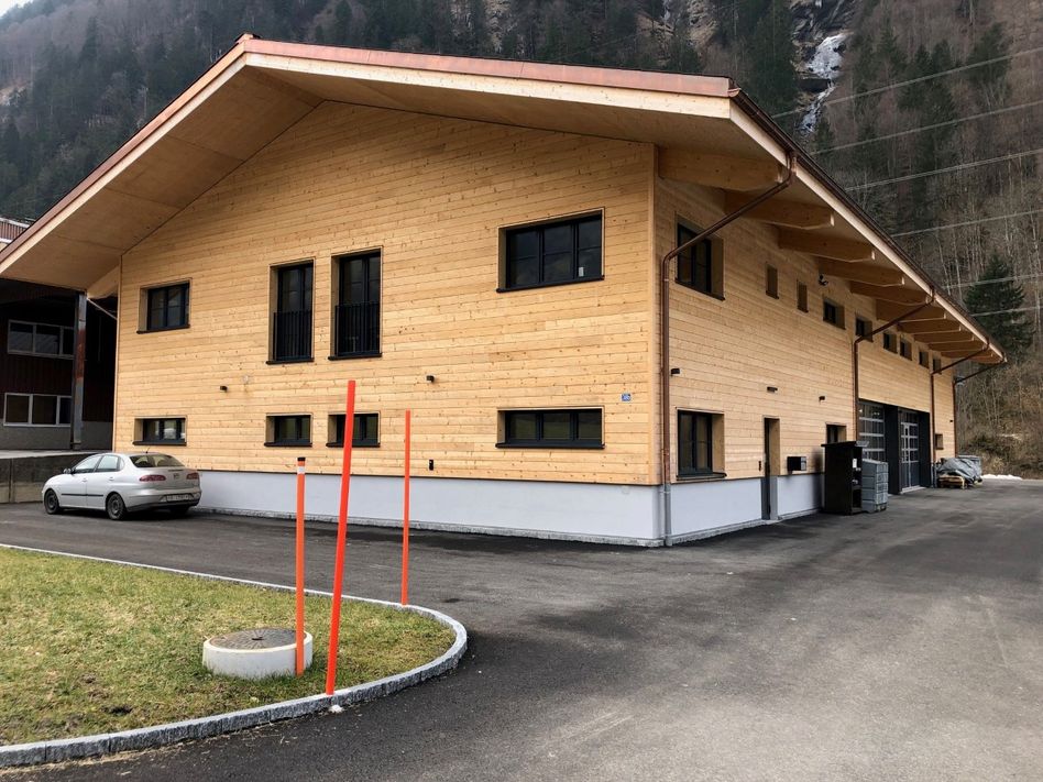 : Der Neubau Werkhof Engi ist geglückt. Die Gemeinde Glarus Süd lädt die Bevölkerung am 3. Juni 2023 zum «Tag der offenen Werkhof-Tür» ein. (D. Bässler)