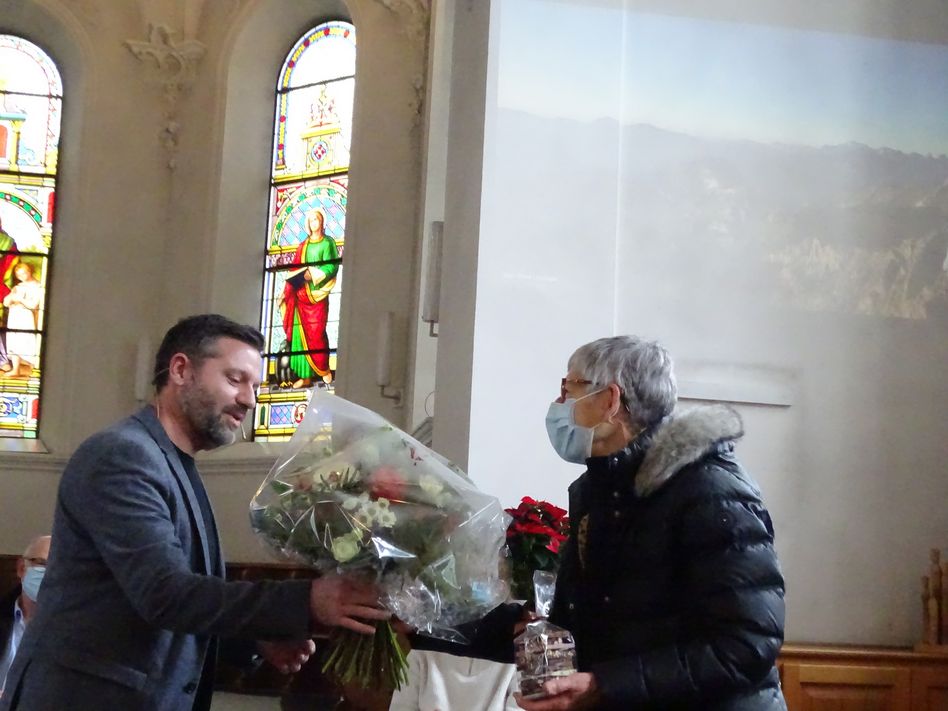 Gret Egli erhält den verdienten Dank für ihr langjähriges Wirken zugunsten der Kirchgemeinde (Bild: p.meier)