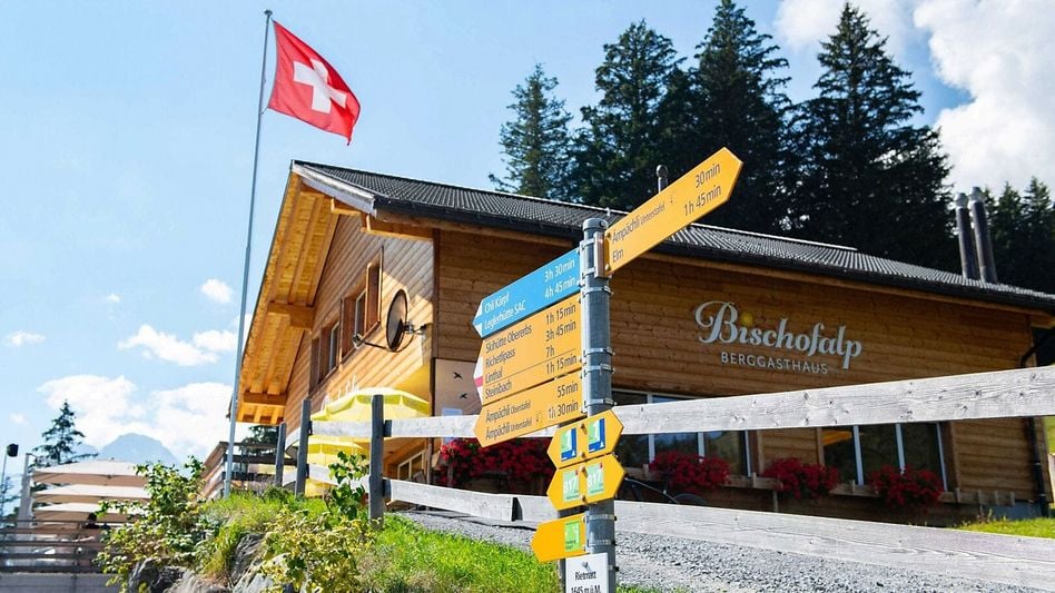 Das Berggasthaus Bischofalp am Elmer Höhenweg erhält einen kantonalen Beitrag für die geplante Erweiterung • (Foto: Visit Glarnerland/Maya Rhyner)