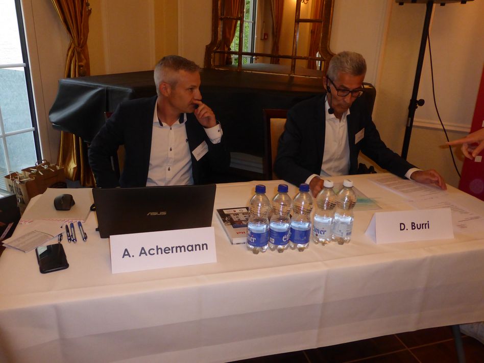Gleicht geht die DV los: Geschäftsführer Adrian Achermann (links) mit letzten Infos an den Präsidenten
