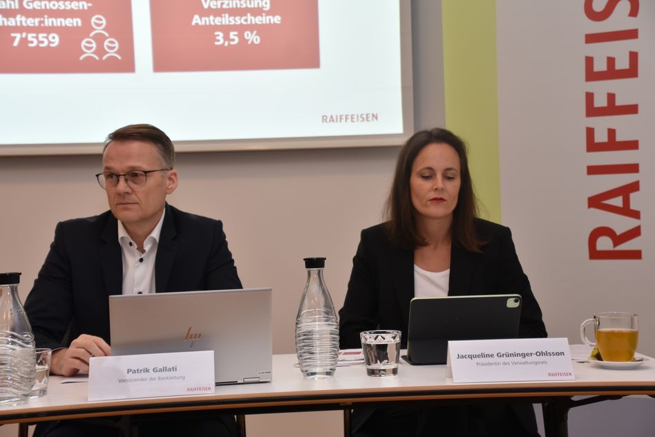 Zum ersten Mal präsentierten Jacqueline Grüninger-Ohlsson und Patrik Gallati, das Jahresergebnis der Raiffeisenbank Glarnerland. (Bilder: e.huber)