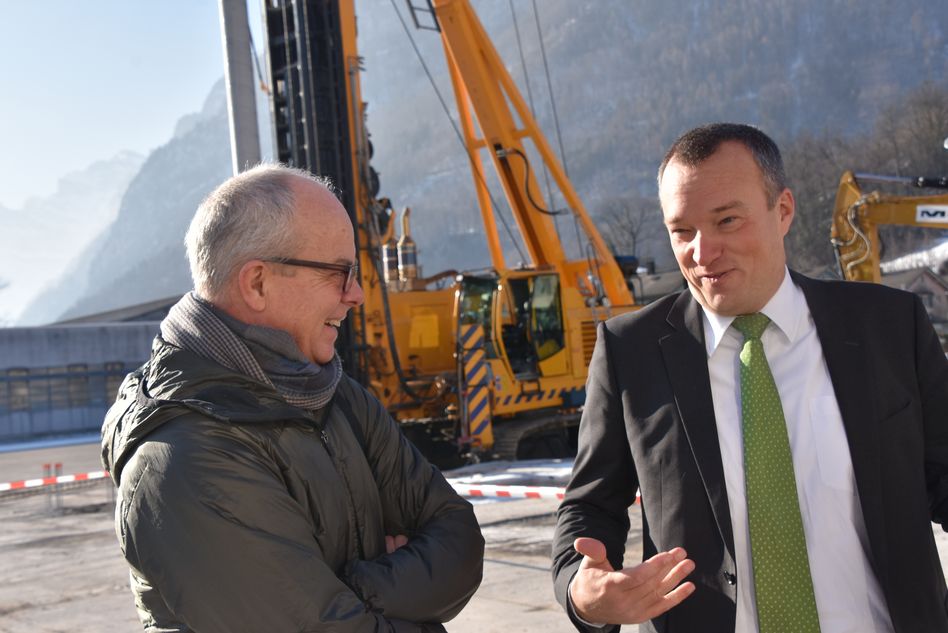 Gemeindepräsident Thomas Kistler (links) im Gespräch mit Sven Wiederkehr, CEO Glarner Kantonalbank