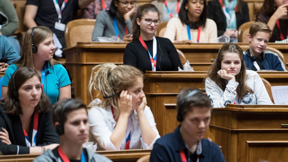 Jugendsession 2018 im Nationalratssaal in Bern •( Bild: Keystone-SDA)