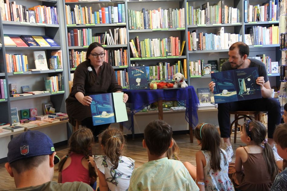 Zauberhafte Lesestunde mit Kindern im Buchladen Baeschlin in Glarus (Bilder: hasp)