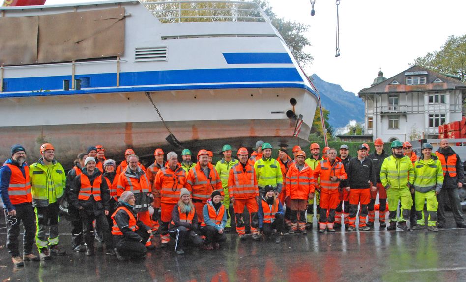 Das gesamte Team das am Schiffstransport in 4 Etappen des MS Schwyz von Zug nach Weesen entscheidend beteilig war. (Bilder : hasp)