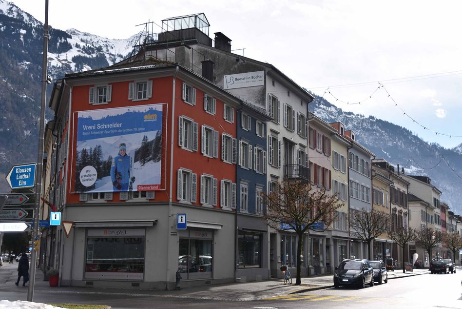 Vrni Schneider auf einem grossen Plakat im Herzen von Glarus (Archivbild: e.huber)