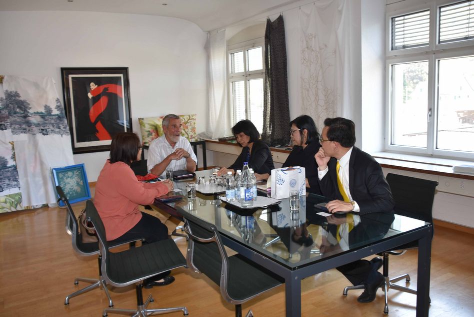 Hans Blesi, Inhaber von Mitloedi Textildruck AG begrüsst die Gäste aus Thailand