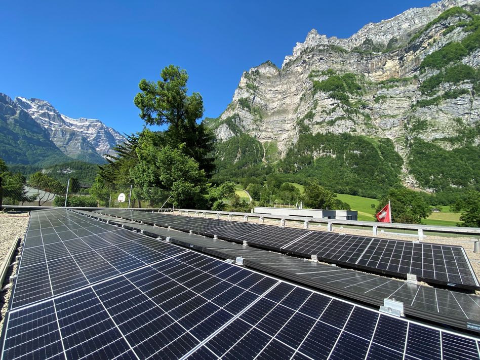 zweite Glarner Solargemeinschaft der tb.glarus auf dem Dach der Zweiggartenturnhalle in Netstal (Bild zvg)