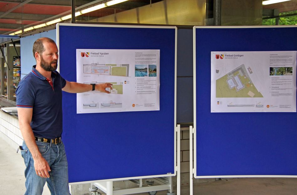 Projektleiter Roman Käslin erläutert die Pläne für die Sanierung des Schwimmbades Netstal