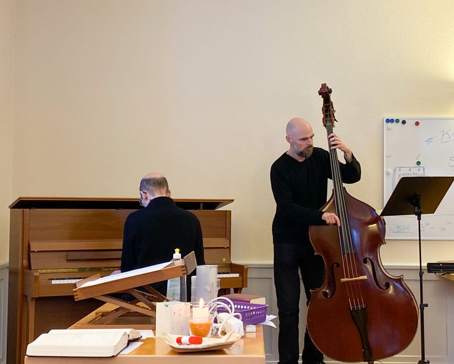 : Moses Kobelt (links) und Christian Hamann (rechts) gestalteten den Jazz-Gottesdienst eindrücklich. (Bild: Pfr. Christoph Schneider)