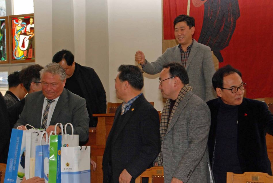 Ein erhabener Augenblich für den Teilnehmer aus Südkorea: Einmal das Glöcklein das Landratspräsidenten in den Fingern