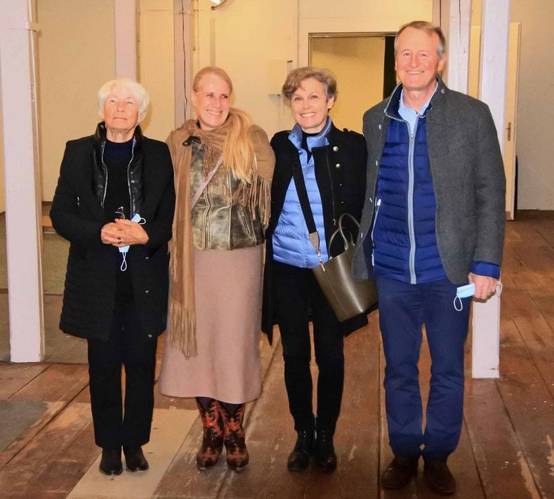 Die alten und neuen Besitzer, von links Lydia Hauser, Tochter Tina Hauser, Esther von Ziegler und Dieter von Ziegler