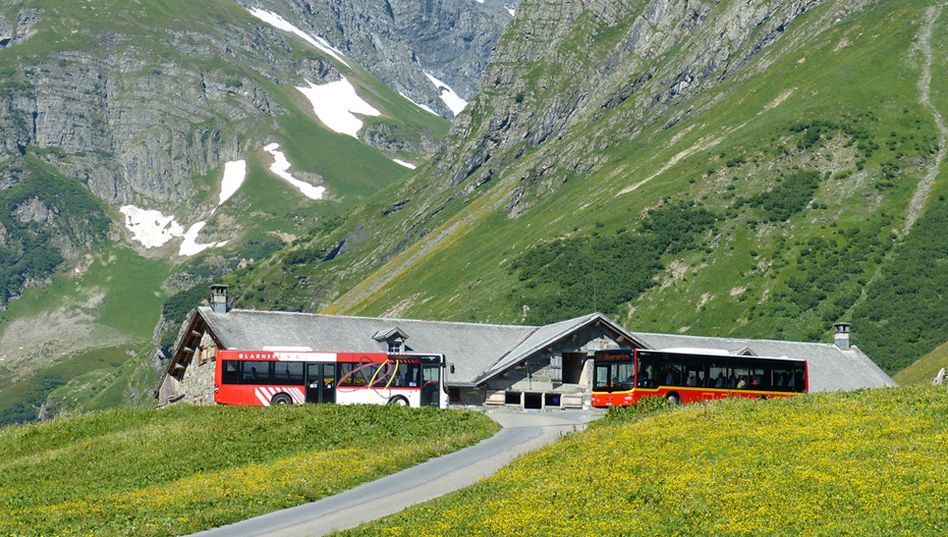 Obererbs: An Spitzentagen fuhren drei Busse gleichzeitig, um die Touristen in die Höhen von Elm zu transportieren (Bilder: zvg)