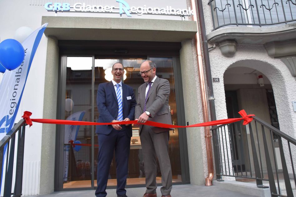 Eröffnungsevent der umgebauten GRB Filiale Glarus (v.l.n.r.) Roman Elmer, Vorsitzender der Geschäftsleitung und Peter Zentner, VR-Präsident (Bilder: e. huber)