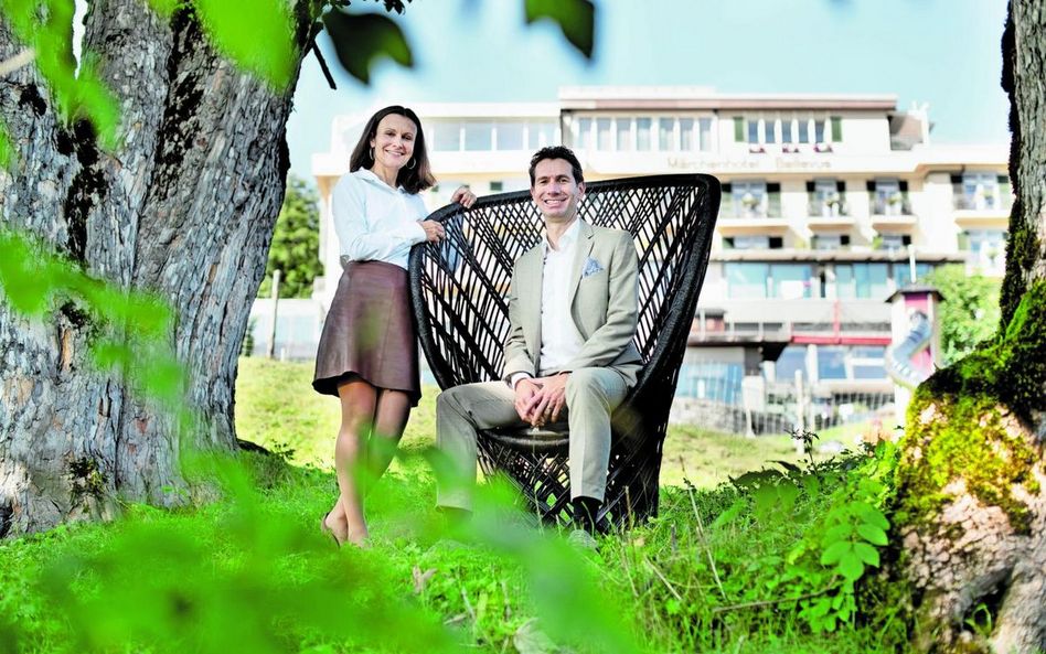 Nadja und Patric Vogel führen das Märchenhotel in Braunwald GL seit zehn Jahren äusserst erfolgreich. (Bild: zvg)
