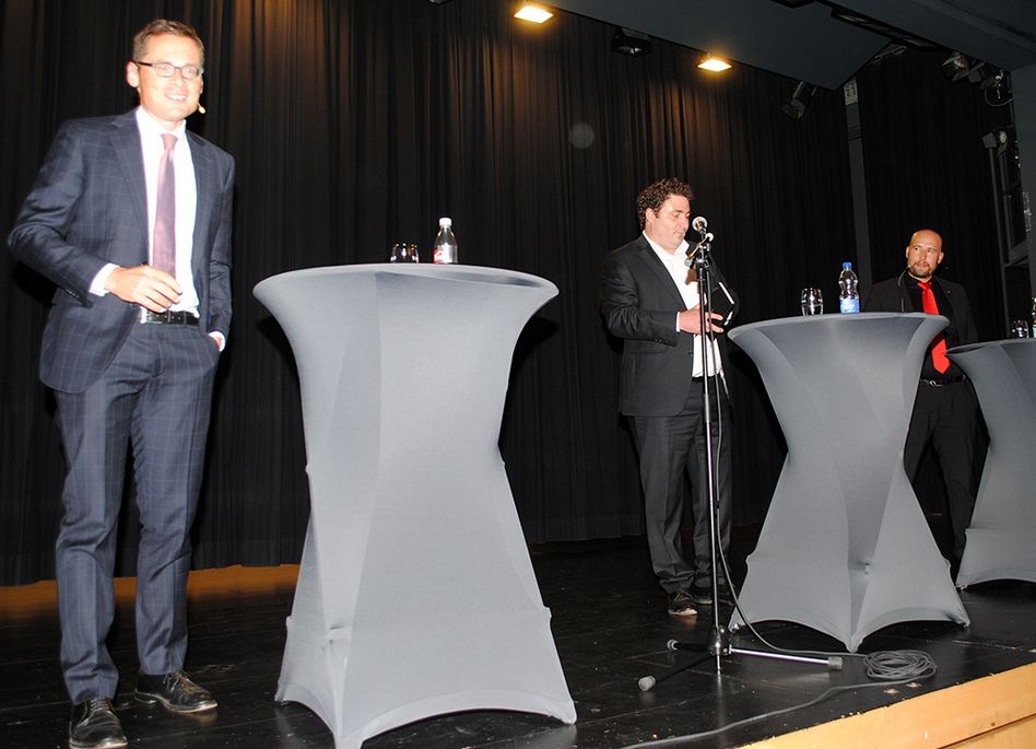 Die Podiumsteilnehmer an diesem SVP-Anlass (von links): Nationalrat Roger Köppel, der Moderator, Landrat Jacques Marti. (Bilder: alombardi)