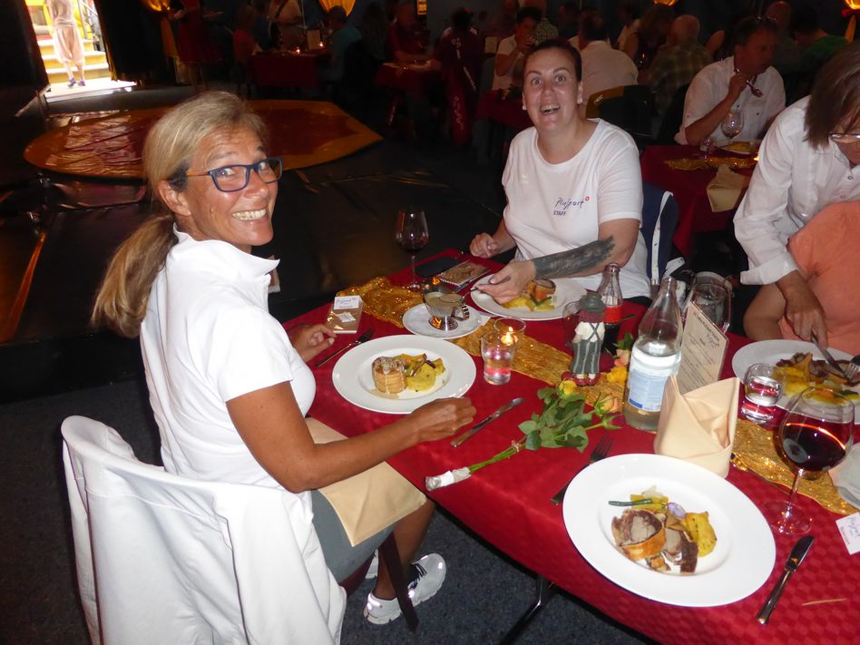 Bei solch herrlicher Kulinarik schlagen auch die Herzen der beiden PluSport-Schweiz-Vertreterinnen Katharina Braun (links) und Sarah Dürr höher
