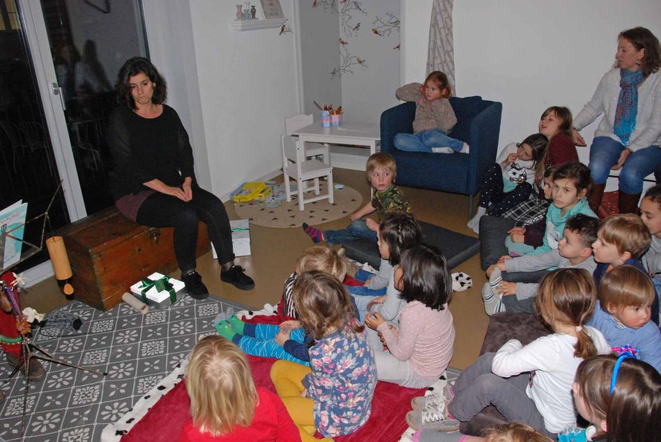Mit Kindern und der Märchenerzählerin Beatrix Künzli in der «Zauberhöhle»