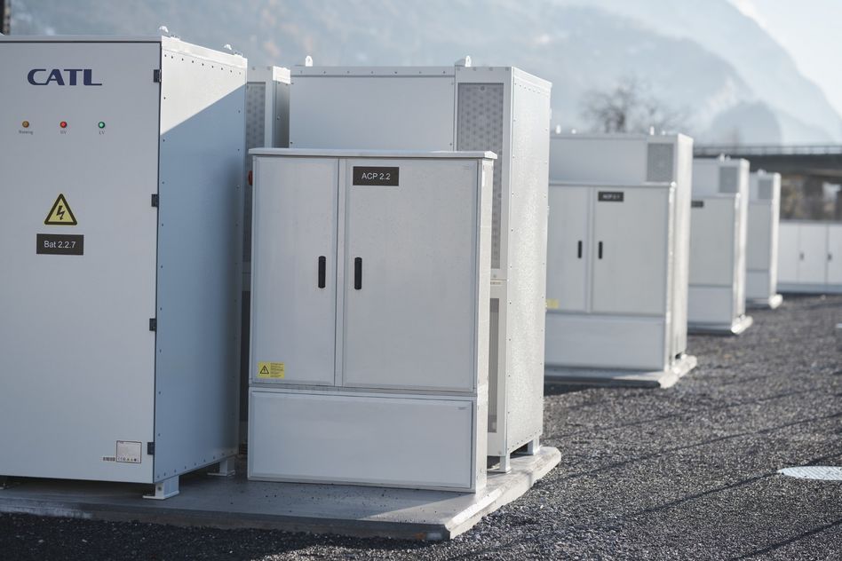 Der Batteriegrossspeicher speichert überschüssige Energie von PV-Anlagen und Wasserkraft vor Ort.