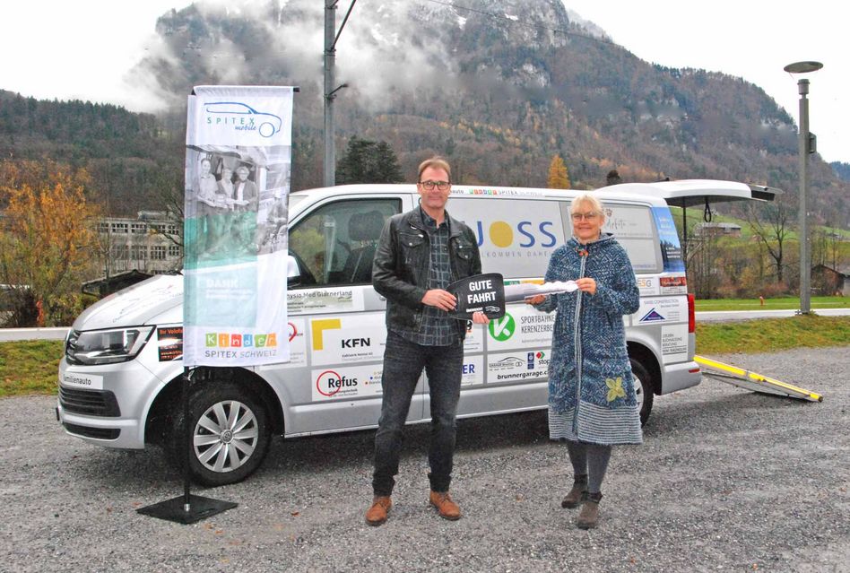 Daniel Deck von SPITEX-MOBILE überreicht Gabi Ferndriger, Präsidentin von Insieme/Vereinigung Cerebral Glarus symbolisch einen Riesen-Autoschlüssel (Bilder: hasp)