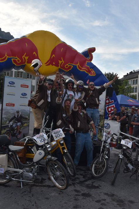 1000 Töffli-Held/-innen am 13. Red Bull Alpenbrevet in Glarus
