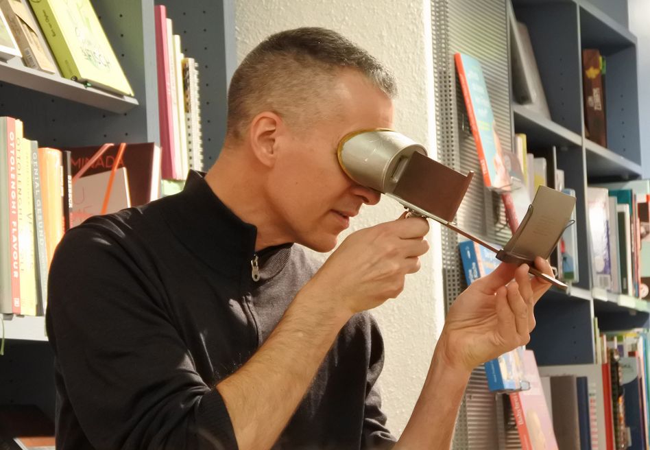 Jarryd Lowder, Autor des Buches «STEREOGRAPHIC SWITZERLAND» demomstriert dem Publikum das «Holmes»Stereoskop&quot; (Bilder: hasp)