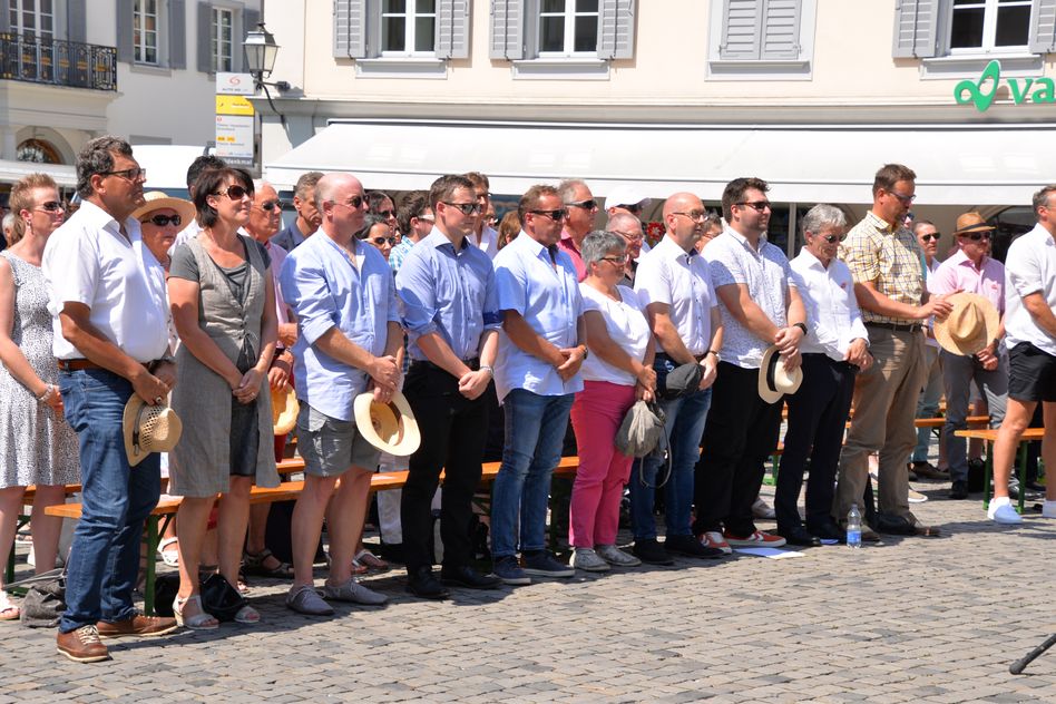 Die Delegation aus Glarus beim Singen der Nationalhymne in Altdorf. (Bilder: e.huber)