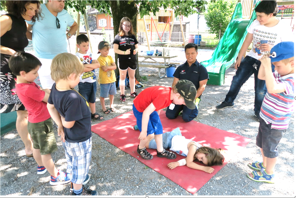 Kinder von Hort Mitlödi erlernen spielerisch „Erste Hilfe für Kinder“