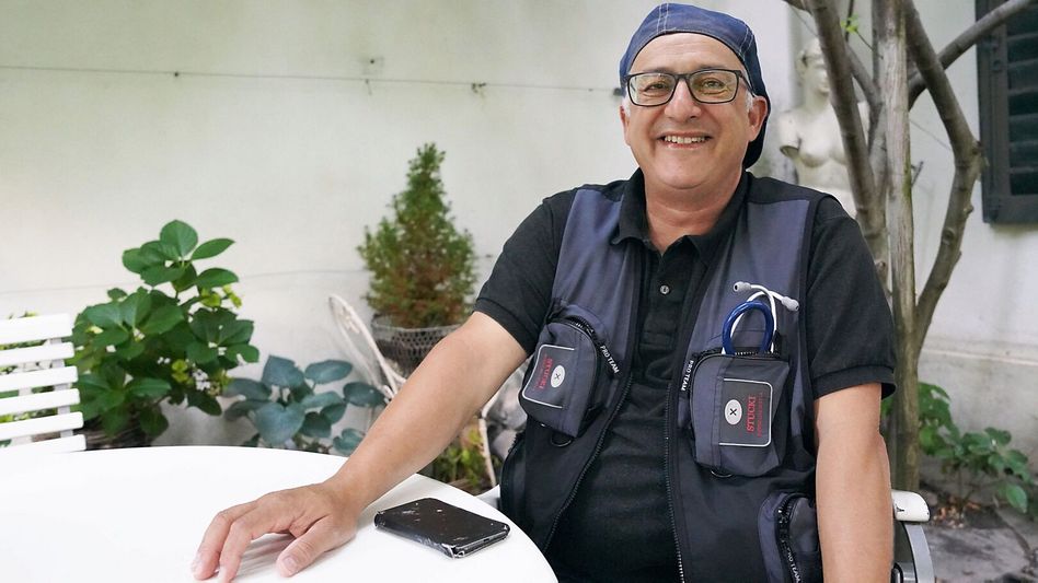 Pietro L&#039;Abate, Hausarzt aus Ennenda, hilft Flüchtlingen bei Gesundheitsproblemen • (Foto: cet)